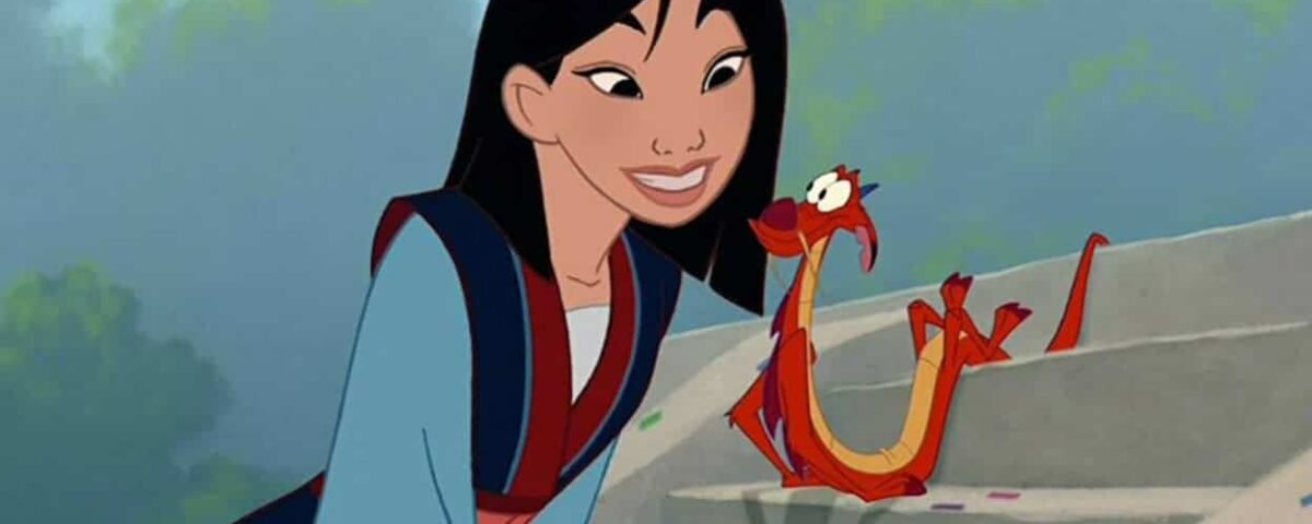 Animation montrant toujours Mulan souriant à son compagnon dragon, Mushu, perché sur un rocher et lui souriant en retour. Tous deux semblent joyeux et en conversation.