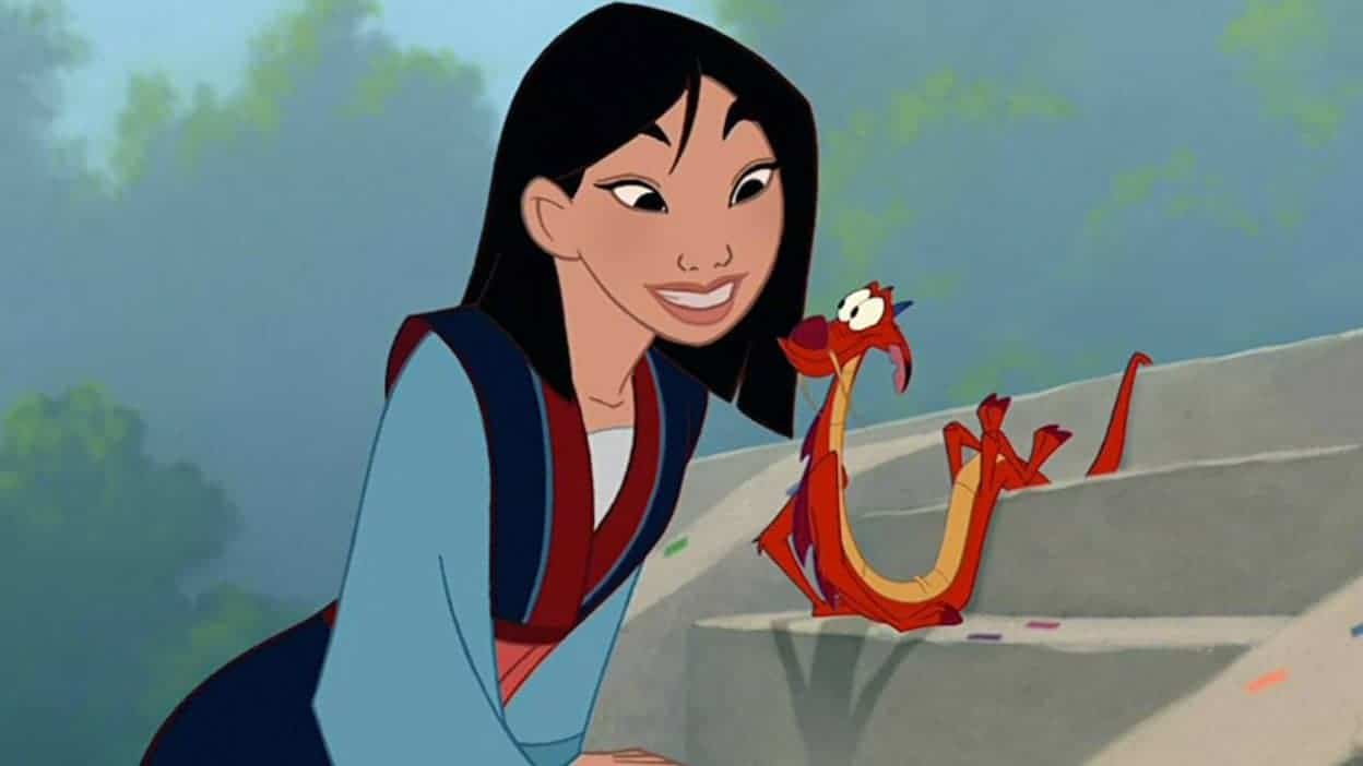 Animation montrant toujours Mulan souriant à son compagnon dragon, Mushu, perché sur un rocher et lui souriant en retour. Tous deux semblent joyeux et en conversation.
