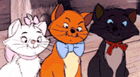 Image animée de trois chats du film Disney « Les Aristochats », mettant en vedette des chats blancs, orange et noirs, chacun avec des nœuds papillon ou des rubans colorés, clignotant en séquence sur fond de