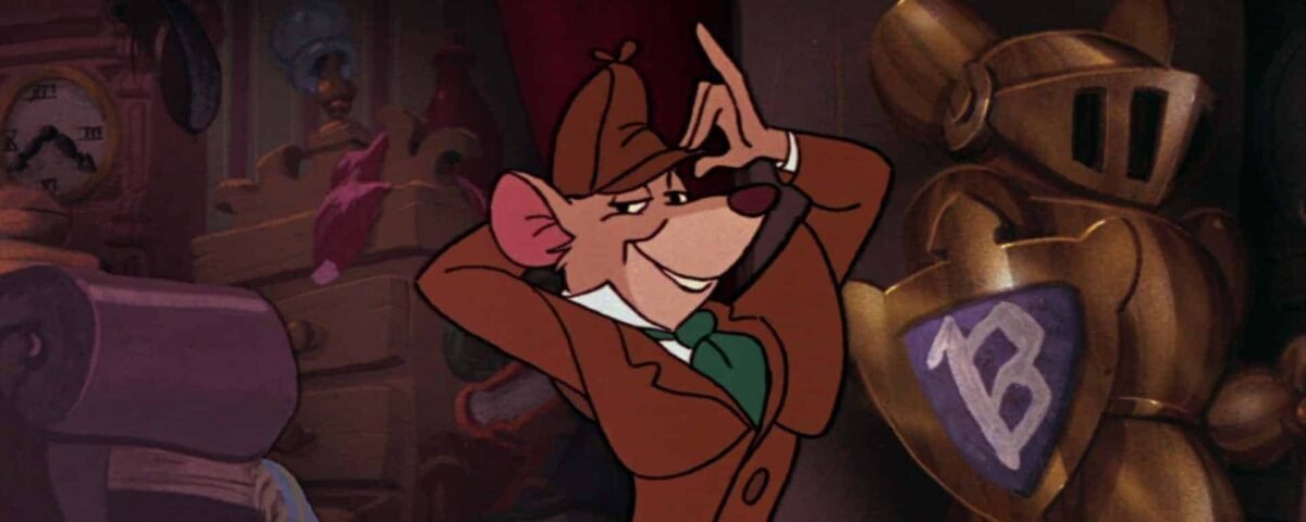 Personnage de souris animé, vêtu d'un costume marron et d'un nœud papillon vert, souriant et posant avec confiance avec un bras levé dans une pièce confortable remplie d'horloges et d'autres objets anciens.