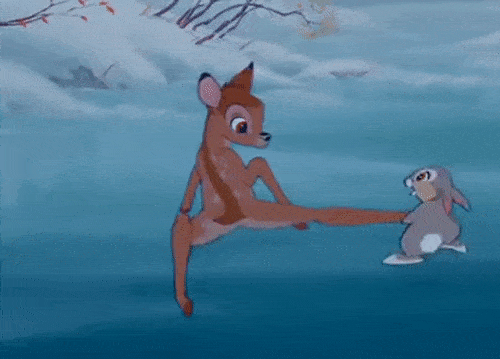 Un jeune cerf avec des bourgeons de bois se tient sur un étang gelé, glissant sur la glace tandis qu'un lapin regarde avec amusement. Les deux personnages semblent surpris et sont capturés dans un style Disney animé.