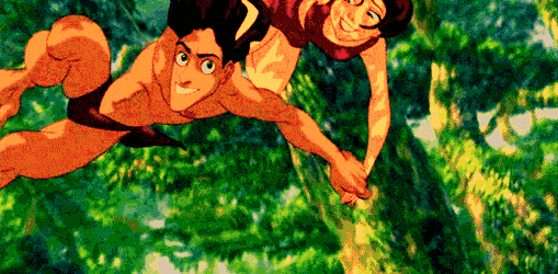 Image animée de Tarzan et Jane se balançant joyeusement dans une jungle luxuriante, avec un feuillage vert flou en arrière-plan en raison de leur vitesse, le tout accompagné de chansons vibrantes de Disney.