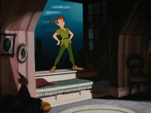 Gif animé de Peter Pan debout sur un coffre en bois dans une pièce, avec une posture confiante, alors que les objets autour de lui flottent comme par magie. Le décor présente un intérieur fantaisiste et sombre avec un hublot