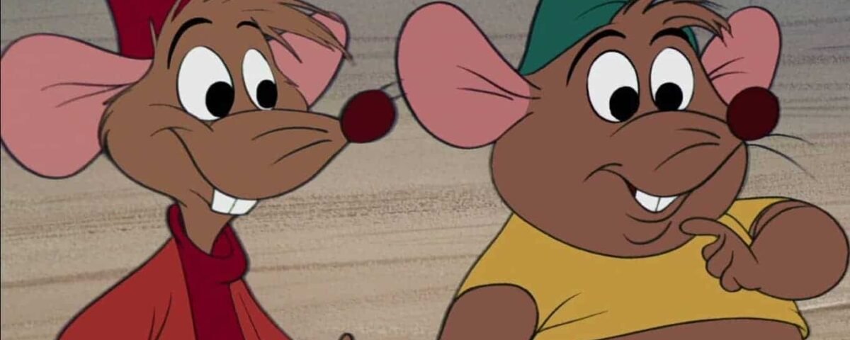 Deux souris animées souriantes, l'une avec un chapeau et une veste rouges, et l'autre avec une chemise jaune et un chapeau vert. Ils semblent être en pleine conversation.