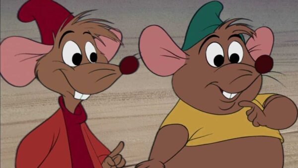 Deux souris animées souriantes, l'une avec un chapeau et une veste rouges, et l'autre avec une chemise jaune et un chapeau vert. Ils semblent être en pleine conversation.