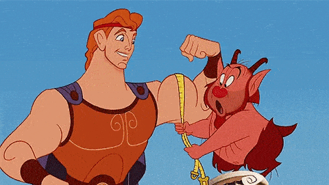 Personnages animés Hercules et Phil du film "Hercules" de Disney dans une scène humoristique où Phil, un satyre, mesure les muscles des bras d'Hercule, l'air choqué par leur taille, pendant que des chansons de Disney jouent