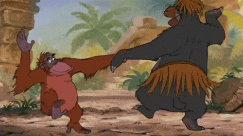 Une image animée montrant Baloo, un ours jovial, dansant avec le roi Louie, un orang-outan, dans un décor de jungle tiré du film « Le Livre de la Jungle », accompagné de chansons emblématiques de Disney.