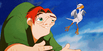 Gif animé d'un jeune homme aux cheveux roux souriant en écoutant des chansons de Disney, regardant un petit oiseau blanc planer avec ses ailes battant devant un ciel bleu.