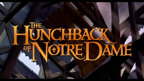 Logo du titre "Le Bossu de Notre-Dame" avec des lettres ornées de style gothique sur fond de verre sombre brisé.