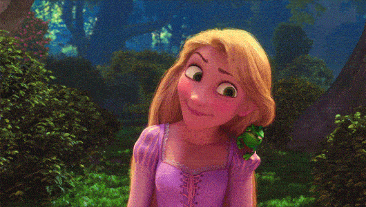 Personnage animé Raiponce, aux longs cheveux blonds, souriant et interagissant de manière ludique avec un caméléon vert sur son épaule dans une forêt luxuriante tout en fredonnant des chansons françaises de Disney.