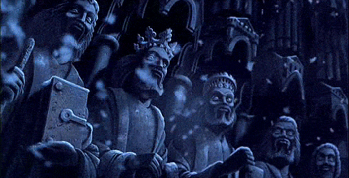 Un gif de gargouilles de pierre animées riant dans un décor sombre et maussade tiré de l'adaptation Disney du "Le Bossu de Notre-Dame" de Victor Hugo.