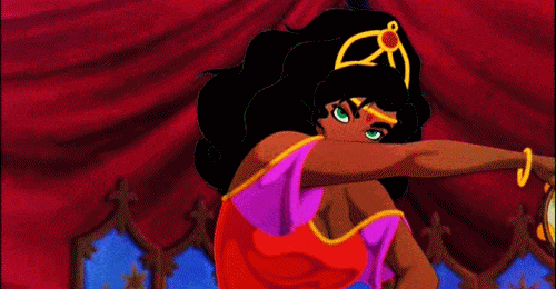 Le personnage animé Esmeralda exécute une danse avec un tambourin dans une tente rouge et violette vibrante du film "Le Bossu de Notre-Dame.