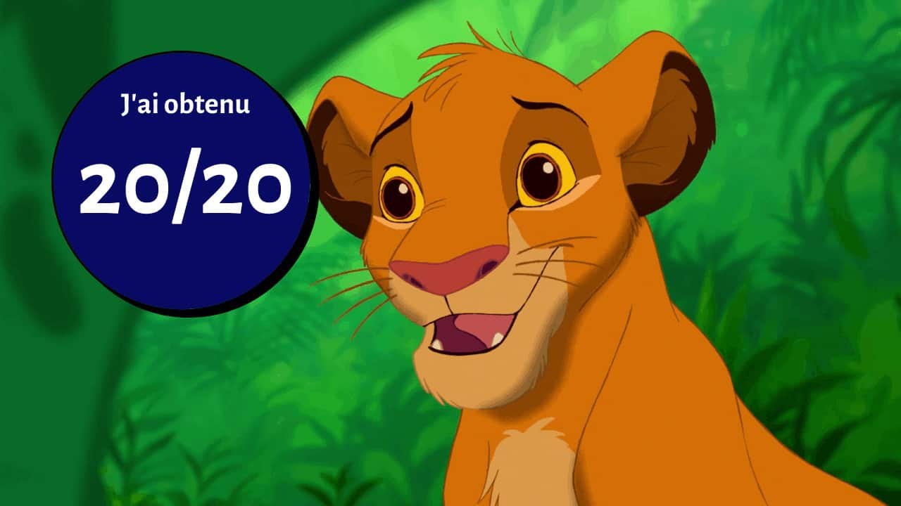 Illustration de Simba du « Roi Lion » de Disney avec une expression joyeuse, sur un fond vert luxuriant. Un badge bleu avec le texte "J'ai obtenu 20/20