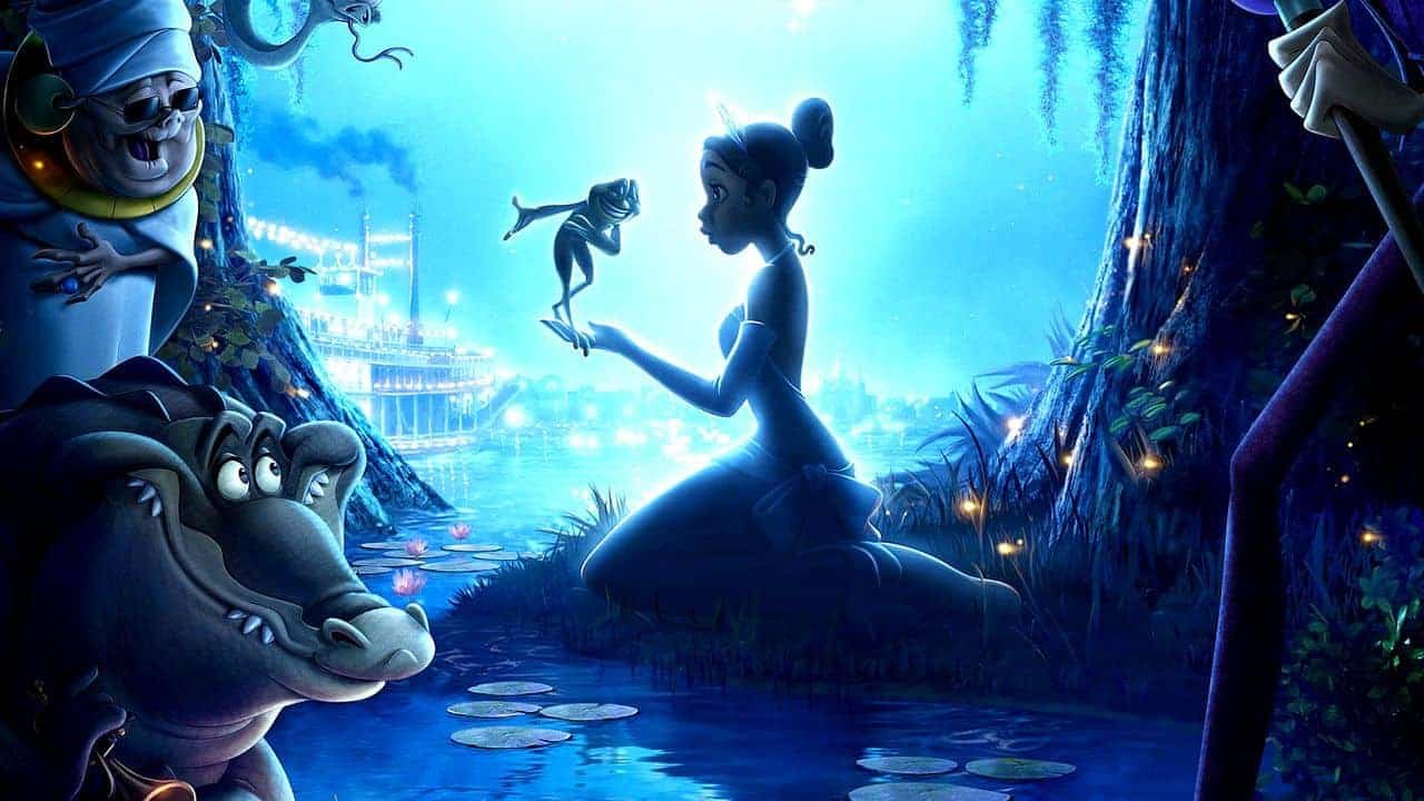 Scène animée représentant une jeune femme assise au bord d'un étang au clair de lune, regardant une grenouille sur sa main tendue, rappelant "La Princesse et la Grenouille", avec des caprices
