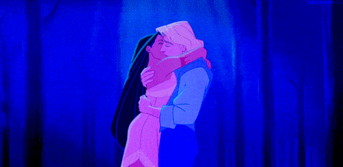 Image animée, rappelant un film de Disney, de deux personnages, l'un en manteau bleu et l'autre en manteau violet, s'embrassant tendrement dans une forêt au clair de lune.