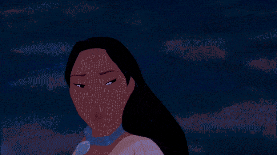 Image animée de Pocahontas, inspirée du film de Disney, une femme amérindienne aux longs cheveux noirs, regardant pensivement le ciel au crépuscule, avec un paysage nuageux vibrant