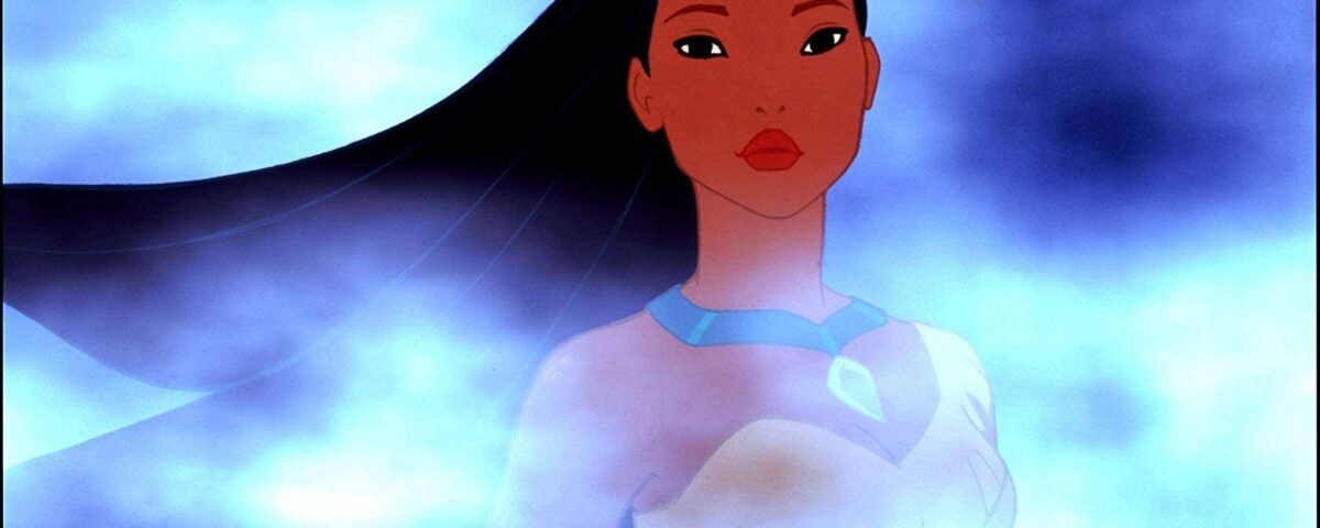 Une image animée en gros plan de Pocahontas, avec une expression sereine, debout sur un fond bleu brumeux doux. Elle porte un collier traditionnel amérindien.
