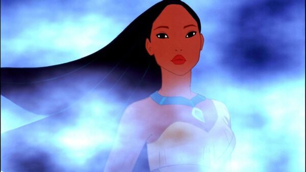Une image animée en gros plan de Pocahontas, avec une expression sereine, debout sur un fond bleu brumeux doux. Elle porte un collier traditionnel amérindien.