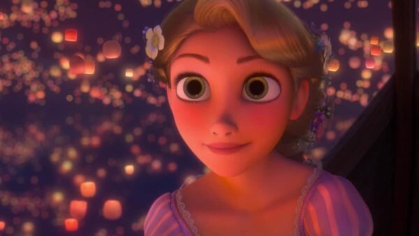 Un personnage animé de Disney aux grands yeux et aux cheveux blonds, vêtu d'une robe violette, regarde avec admiration les nombreuses lanternes flottantes qui brillent sur un ciel sombre.