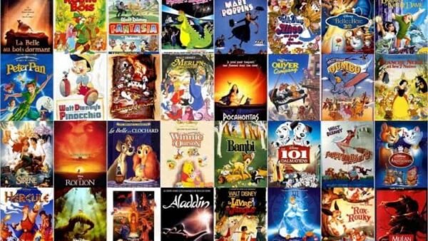 Collage d'affiches de films classiques de Walt Disney, notamment "Le Roi Lion", "Aladdin", "La Petite Sirène" et d'autres, présentant des œuvres d'art éclatantes et des titres de films dans différentes langues.