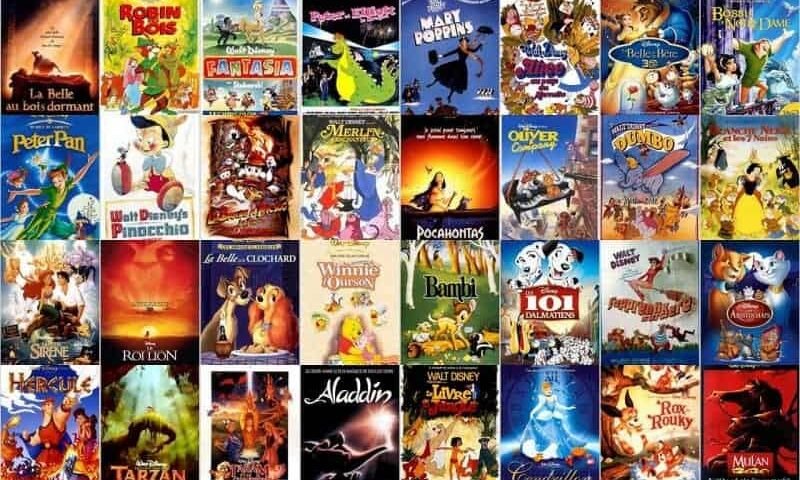 Collage d'affiches de films classiques de Walt Disney, notamment "Le Roi Lion", "Aladdin", "La Petite Sirène" et d'autres, présentant des œuvres d'art éclatantes et des titres de films dans différentes langues.