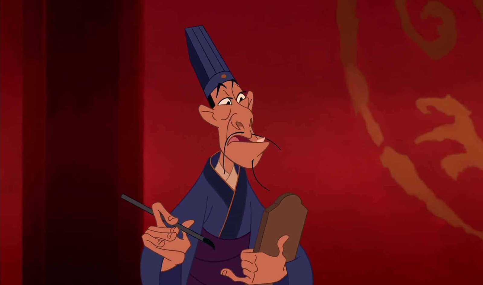 Un personnage animé ressemblant à un fonctionnaire chinois traditionnel, vêtu d'une robe bleue et d'un grand chapeau noir, semble perplexe tout en tenant un parchemin et un pinceau dans une pièce aux murs rouges mettant en vedette des personnages de Disney.