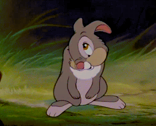 Gif animé de Panpan, le lapin du film Disney Bambi, assis et frappant son pied gauche à plusieurs reprises de manière joyeuse.