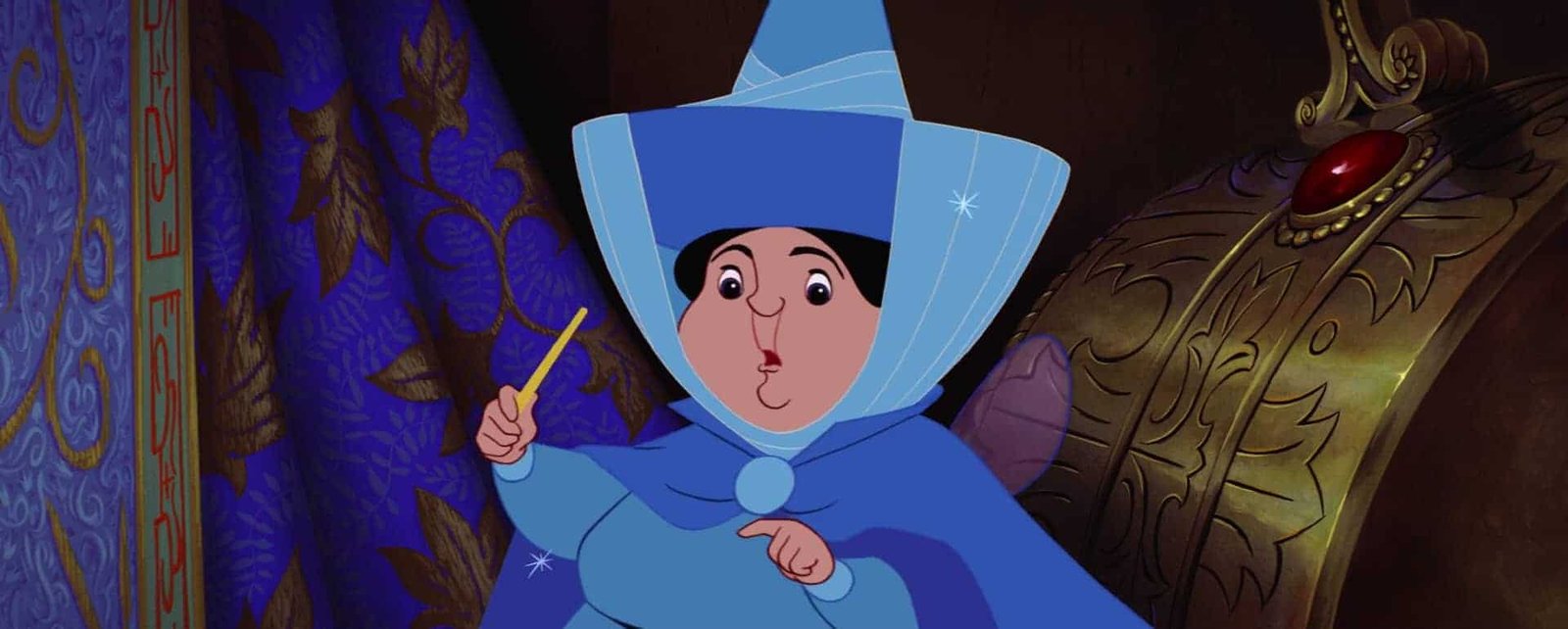 Une image animée d'une fée marraine Disney surprise, vêtue d'une robe bleue et d'un chapeau, tenant une baguette magique, regardant derrière un rideau violet.