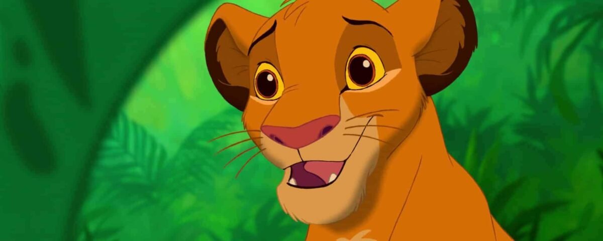 Image animée d'un jeune lion aux yeux marron expressifs et au visage souriant, sur un fond de jungle verdoyante, rappelant les personnages de Disney.