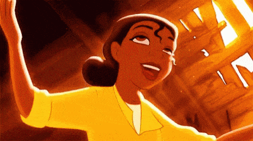 Image animée de Tiana du film de Disney « La Princesse et la Grenouille » souriant joyeusement tout en remuant une grande casserole dans une cuisine rustique et chaleureusement éclairée.