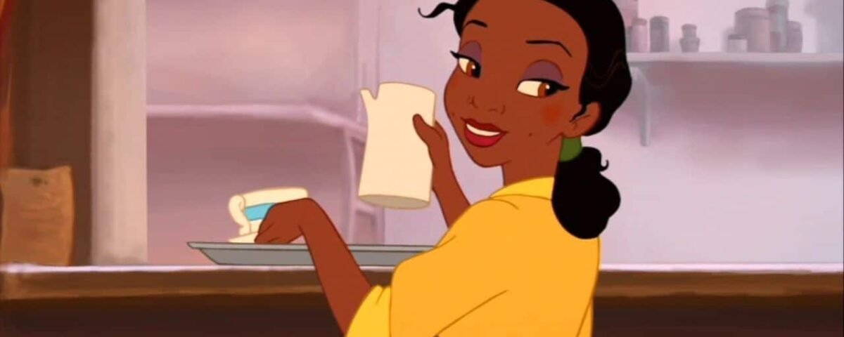 Princesse Disney animée souriant tout en tenant une assiette avec un sandwich dans une cuisine, avec la porte du réfrigérateur ouverte en arrière-plan.