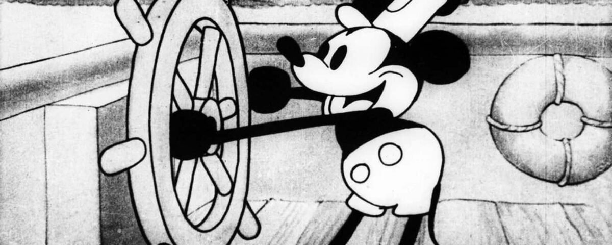 Image en noir et blanc de Mickey Mouse dirigeant un gouvernail avec une expression concentrée, à côté d'une fenêtre ronde sur un mur en bois, alors qu'il rejoint son équipe.