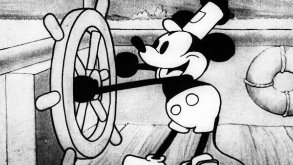 Image en noir et blanc de Mickey Mouse dirigeant un gouvernail avec une expression concentrée, à côté d'une fenêtre ronde sur un mur en bois, alors qu'il rejoint son équipe.