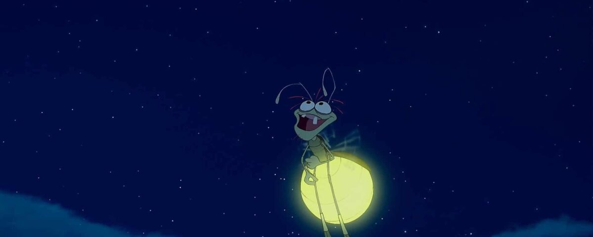 Lapin de dessin animé joyeusement assis sur une lune jaune vif contre un ciel étoilé bleu foncé, avec des nuages vaporeux et des evinrudes à proximité.