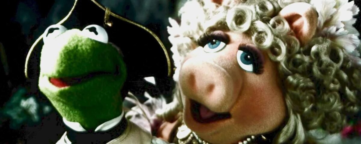 Kermit la grenouille, vêtue d'un chapeau de pirate de "L'Île au Trésor des Muppets", et Miss Piggy, parée de fleurs dans les cheveux, sont représentées