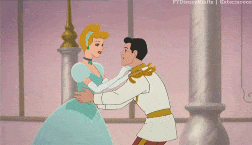 Une scène animée inspirée de l'opéra "Cendrillon" de Massenet, montrant Cendrillon et le prince charmant dansant dans une grande salle de bal, le prince trempant doucement Cendrillon alors qu'ils sourient.