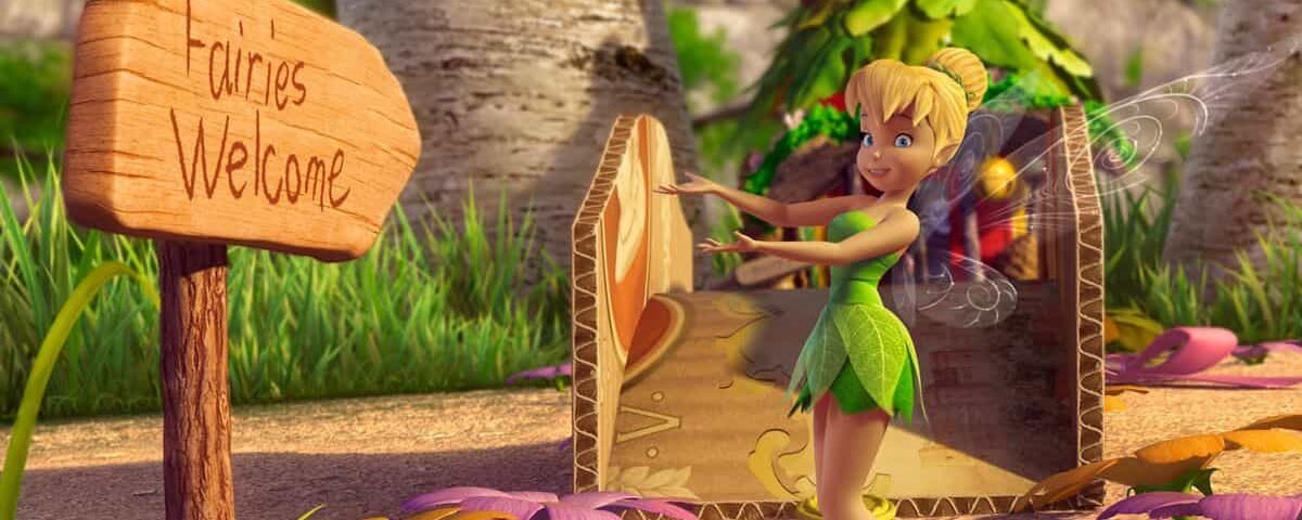 Une fée animée aux cheveux blonds et à la robe verte sourit alors qu'elle s'appuie sur un panneau en bois « bienvenue aux fées » dans une forêt vibrante et fleurie pendant « clochette et l'expé