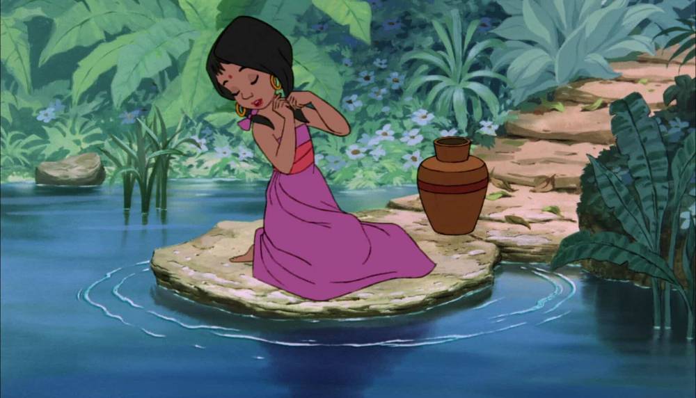 Image animée d'une jeune fille aux cheveux foncés, vêtue d'une robe rose, assise sur un rocher entouré d'eau, fermant les yeux avec une expression béate, près d'une forêt inspirée de "La Jungle