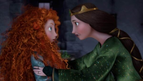 Deux personnages animés, une jeune femme aux cheveux roux et bouclés ressemblant à Mérida de "Rebelle" de Pixar, et une jeune fille aux longs cheveux bruns, se touchent les fronts dans une relation intime.