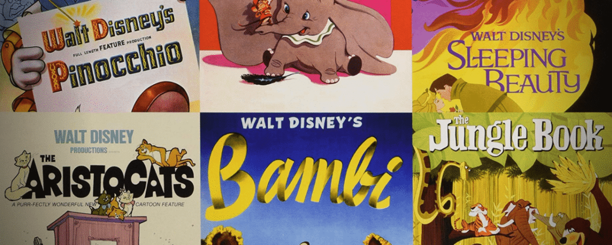 Un collage d'affiches de films vintage de Walt Disney, notamment "Pinocchio", "Dumbo", "La Belle au bois dormant", "Les Aristochats", "Bambi" et "Le Livre de la Jungle".