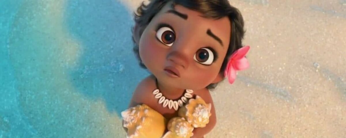 Image animée d'une jeune fille vêtue de vêtements de style Disney, tenant un coquillage, avec une fleur dans les cheveux, regardant vers le haut. L'arrière-plan montre une plage de sable.