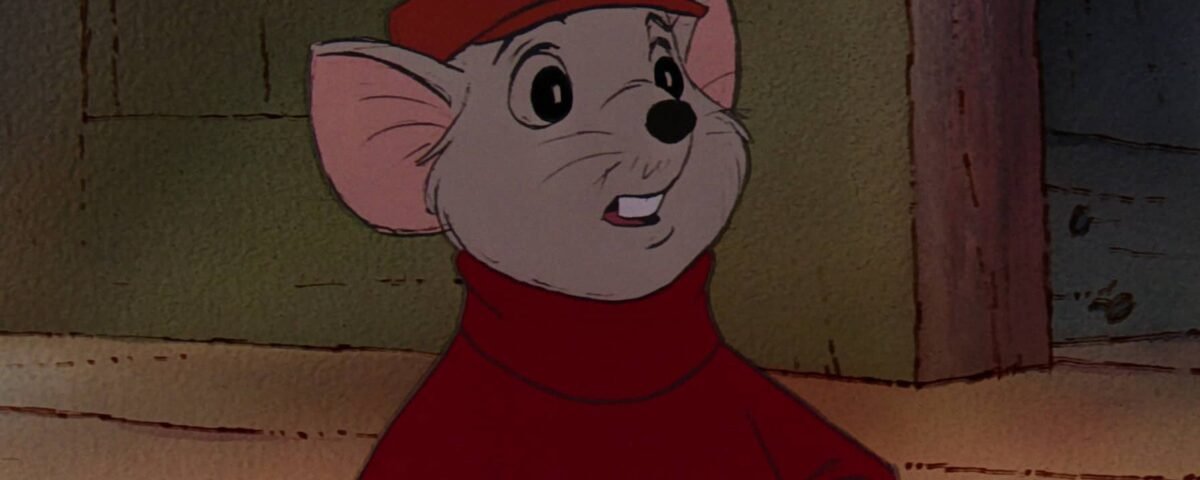 Une souris animée portant une chemise et une casquette rouges levant les yeux avec une expression pleine d'espoir, sur un fond faiblement éclairé avec des nuances de vert et de marron, conçu par Glen Keane.