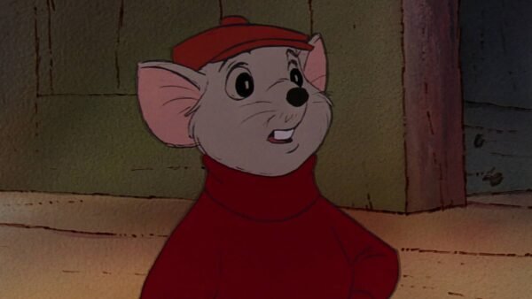 Une souris animée portant une chemise et une casquette rouges levant les yeux avec une expression pleine d'espoir, sur un fond faiblement éclairé avec des nuances de vert et de marron, conçu par Glen Keane.