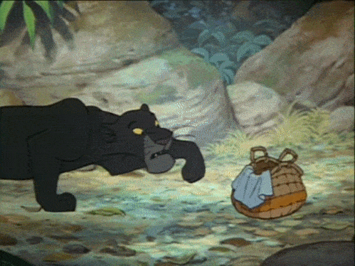 Une scène animée inspirée du "Livre de la Jungle" montrant une panthère noire regardant curieusement un petit panier contenant un bébé, dans un environnement de jungle luxuriante.