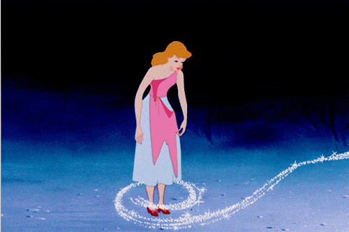 Image animée de Cendrillon passant comme par magie de sa robe déchirée à une robe de bal étincelante alors qu'elle se prépare pour l'opéra.