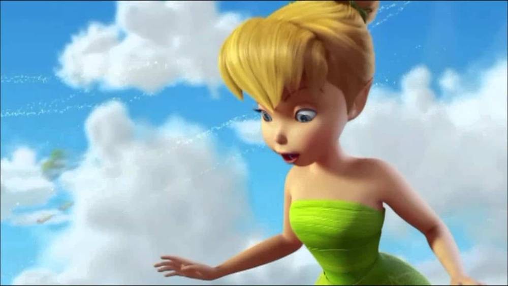 Le personnage animé ressemblant à la Fée Clochette, avec une coupe de cheveux de lutin et une robe verte de "Clochette et l'expédition féerique", apparaît surpris sur fond de ciel bleu et duveteux.