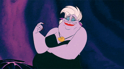 Ursula, la sorcière des mers de "La Petite Sirène", sourit malicieusement, enroulant une mèche de ses cheveux blancs, sur un fond sous-marin sombre alors qu'elle se prépare pour un spectacle Disney.