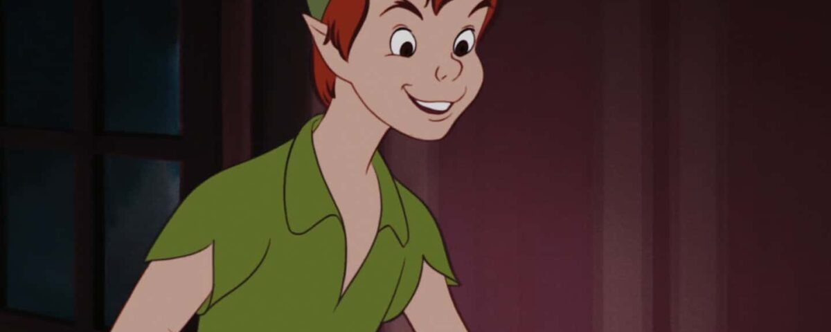 Illustration de Peter Pan, un jeune garçon portant une tunique verte et un chapeau à plume rouge, souriant malicieusement près d'une fenêtre dans une pièce faiblement éclairée, parfait pour un Disney
