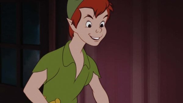 Illustration de Peter Pan, un jeune garçon portant une tunique verte et un chapeau à plume rouge, souriant malicieusement près d'une fenêtre dans une pièce faiblement éclairée, parfait pour un Disney