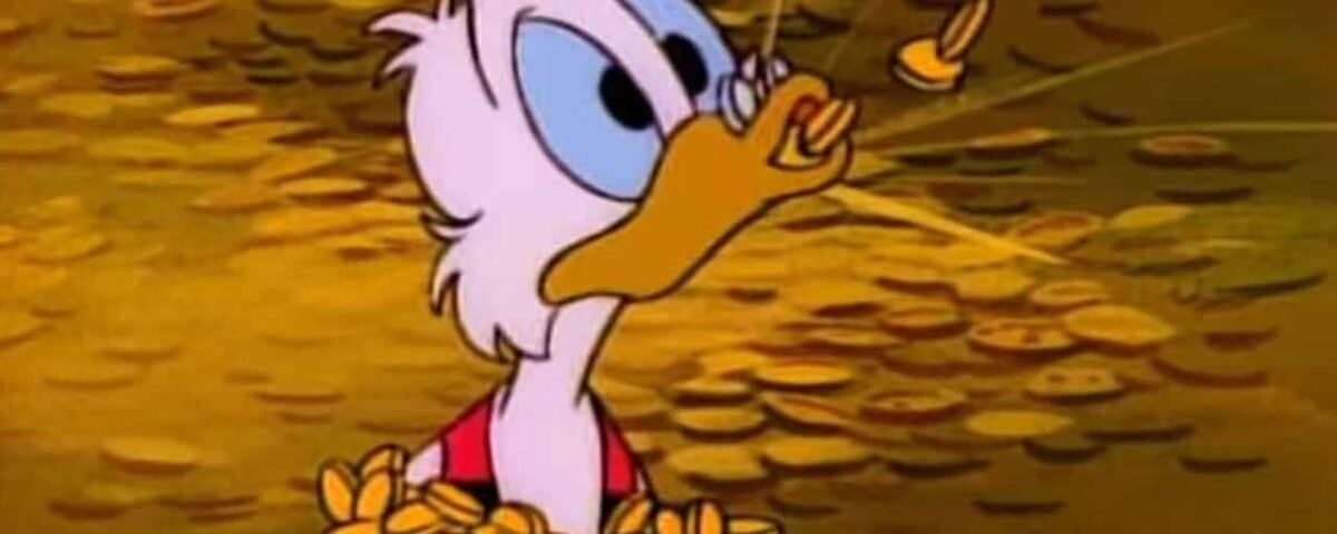 Le canard Dewey de DuckTales inspecte méticuleusement un tas de pièces d'or à l'aide d'une loupe, démontrant une expression d'intense curiosité et de fidélité.